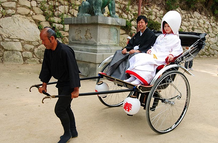 Восточные невесты нанимают рикшу, чтобы платье и прическа было в порядке.