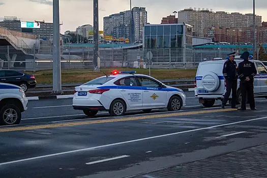 Инцидент в Новосибирске: пассажирки выпали из машины на ходу, началась драка