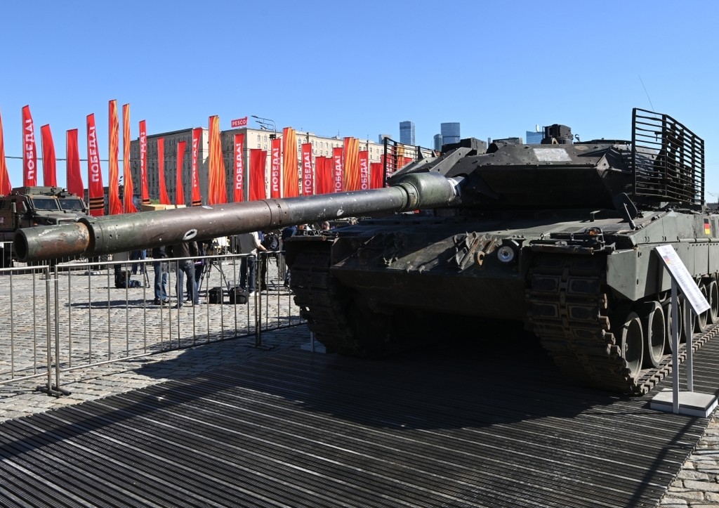В Сети появились кадры с униженным танком Leopard в Москве