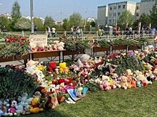 Власти Казани разобрали стихийный мемориал у гимназии №175, где погибли дети