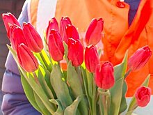 Пензенских женщин поздравили на железнодорожном переезде