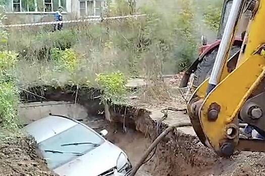 Машина провалилась сквозь землю в российском городе