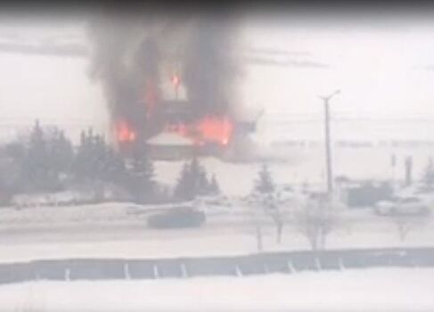 Корабль-ресторан сгорел на берегу пруда в Челябинской области