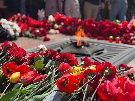 Калужане несут цветы к Вечному огню на площади Победы