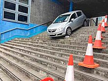 Британская старушка припарковала свой Opel на лестнице