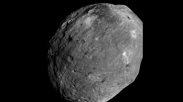 На астероиде Веста обнаружены искусственные кратеры