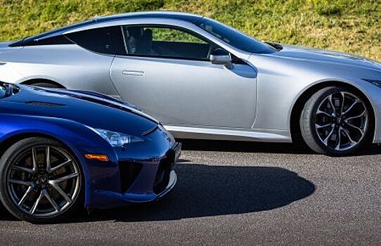 Lexus LFA и Lexus LC500 сравнили в дрэг-гонке