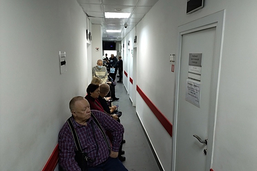 В Минздраве Новосибирской области объяснили длинные очереди в поликлиники