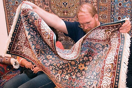 Пользователи Сети оценили «отремонтированную» ковром дорогу в Севастополе