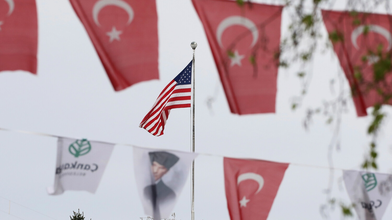 США начали эвакуацию сотрудников консульства в Турции