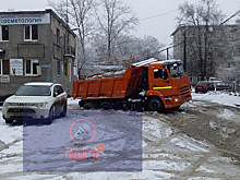 В Тольятти "КамАЗ" со снегом провалился под асфальт