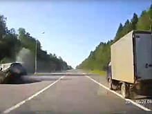 Опережал фургон по обочине: смертельная авария в Подмосковье попала на видео