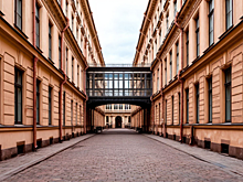 Исчезающие подвесные дворы: почему уникальные архитектурные детали Петербурга доживают свой век?