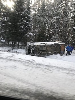 Две машины улетели в кювет на Мурманском шоссе недалеко от деревни Дусьево