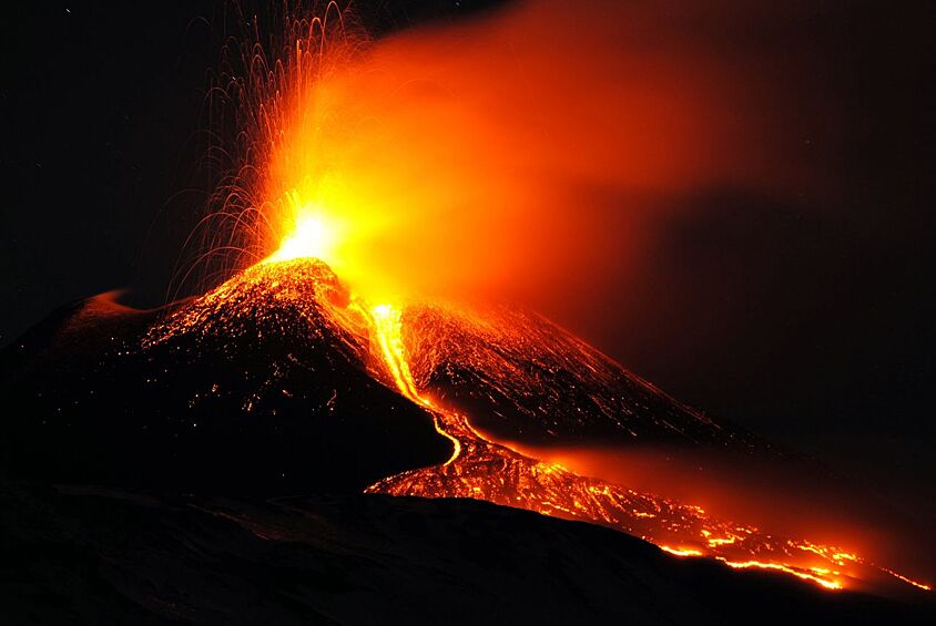 В декабре произошло сразу два мощных извержения вулканов. 14 декабря на Сицилии произошло извержение стратовулкана Этна, а  21 декабря на Гавайях начал извергаться вулкан Килауэа.
