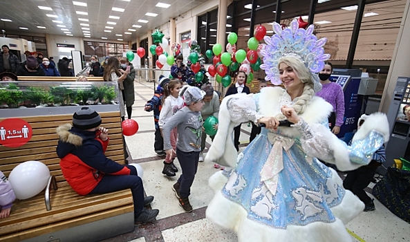 Деда Мороза достойно встретили на железнодорожном вокзале Волгограда