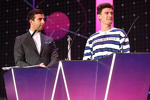 Самолет с телеведущими Ургантом и Гудковым аварийно сел в Европе