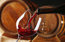 Бокал сухого красного в день: новое исследование о вреде вина
