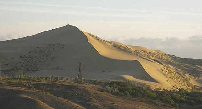 Пустыня рядом: второй по величине бархан в мире находится в Дагестане
