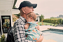 Дочь Брюса Уиллиса опубликовала фото отца с внучкой на руках