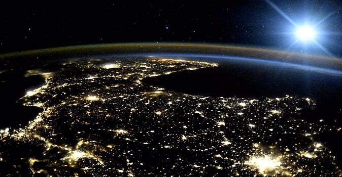 «Роскосмос» похвалился эффектным фото ночной Европы с борта МКС