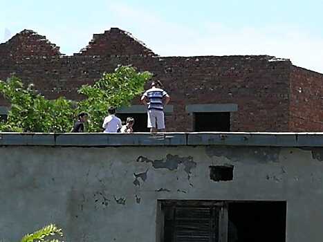 Проблема: под Анапой дети играют на крыше полуразрушенного здания