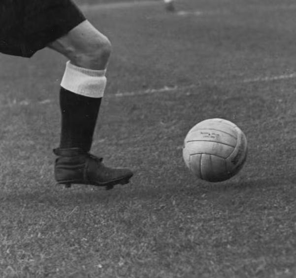 Brazil 1950 — Duplo T. По задумке создателей Duplo должен был заменить своих предшественников, которые напоминали мячи для регби. Это был первый мяч, сшитый без шнурков на внешней стороне