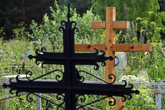 В российском приграничье заметили поселившихся на кладбище и жгущих костры неизвестных