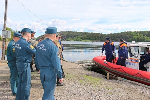 Сотрудники МЧС спасли рыбака, перевернувшегося на лодке на Диком озере в Перми