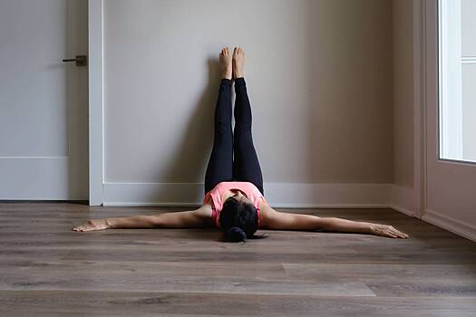 Инструктор по йоге назвала упражнения для снятия отеков в ногах и руках