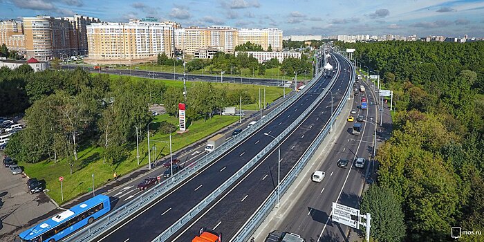 Машины над поездами: какие путепроводы открылись в Москве