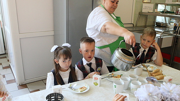 Дети нижегородских контрактников и служащих Росгвардии, принимающих участие в СВО, будут питаться бесплатно в школах