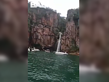 Скала обрушилась на туристов: видео