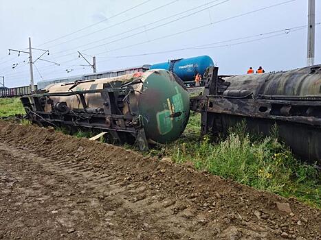 По факту схода вагонов грузового поезда в Приамурье возбудили уголовное дело