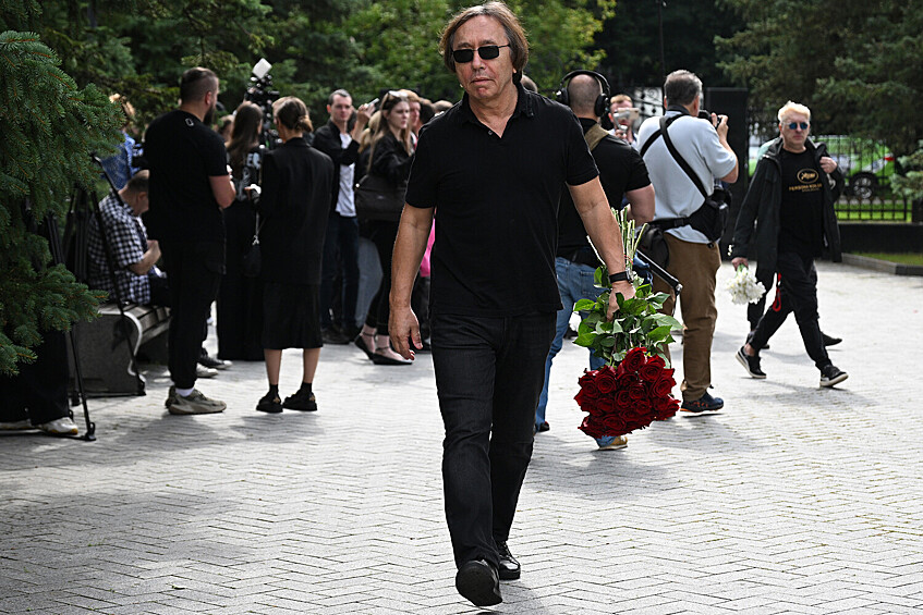 Режиссер, продюсер Ренат Давлетьяров перед началом церемонии прощания с режиссером и актером Юрием Морозом у Большого траурного зала ЦКБ №1 в Москве, 16 июля 2025 года