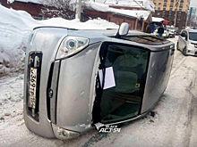 В Сибири глубокая колея опрокинула легковушку