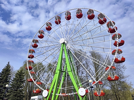 Люди застряли на колесе обозрения в Курганской области: что известно о ЧП