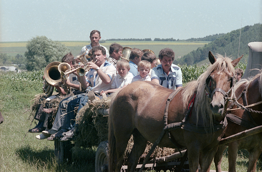 Деревенские музыканты во время игры, 1989 год