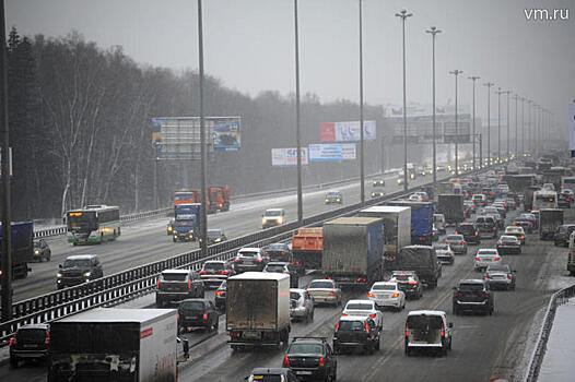 ЦОДД призвал водителей быть внимательнее на столичных дорогах из-за снегопада