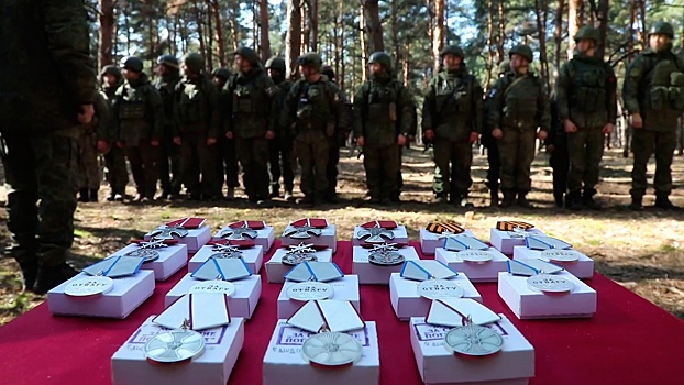 Российских десантников наградили за мужество и отвагу в зоне спецоперации