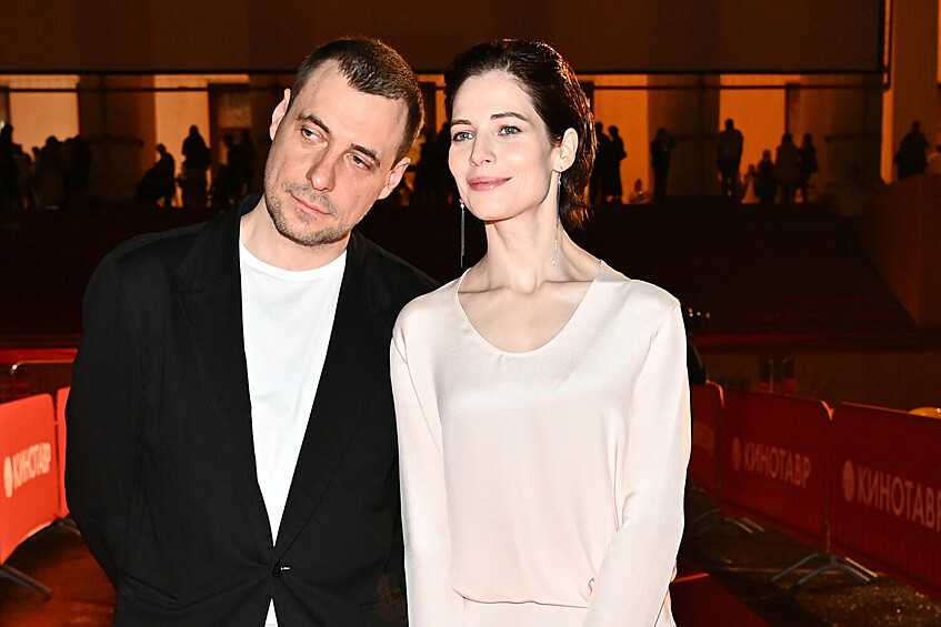 Актеры Евгений Цыганов и Юлия Снигирь на кинофестивале «Кинотавр» в Москве, 2021 год