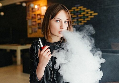 Даже электронные сигареты без никотина грозят подросткам раком