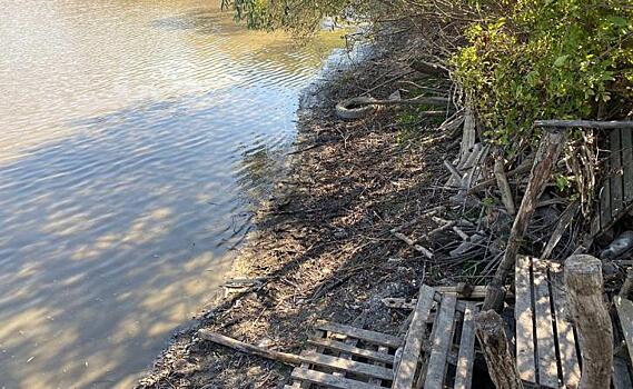 В Курской области предприятие оштрафовано за складирование мусора на берегу реки