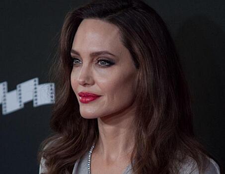 Анджелина Джоли выбрала лаконичный наряд для пресс-конференции в Перу