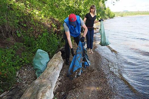 В Перми сотрудники ПЦБК и жители Голованово очистили от мусора берег реки Чусовой