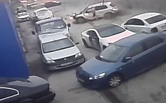 На окраине Рязани водитель «Ниссана» устроил аварию с десятью машинами и автомойкой