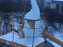 Избежать трагедии: В Харькове с крыши сняли гигантскую сосульку