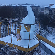 Избежать трагедии: В Харькове с крыши сняли гигантскую сосульку