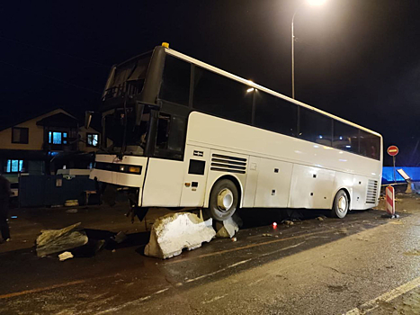 Автобус с пассажирами врезался в бетонное ограждение в Краснодарском крае