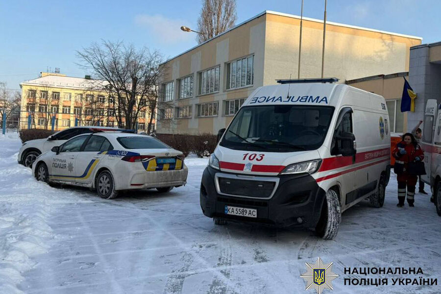 В Киеве школьник напал с ножом на учительницу и одноклассника